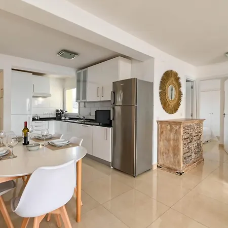 La Perla 3 Bedrooms In アパート