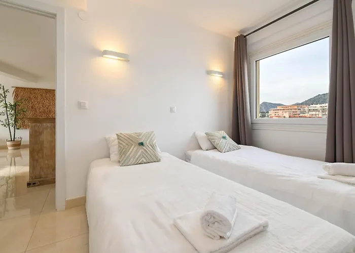 La Perla 3 Bedrooms In